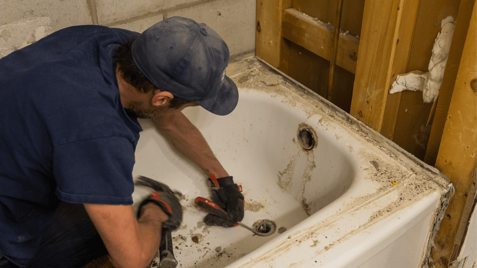 a-tub-and-shower-specialist-explaining-the-services-to-a-client